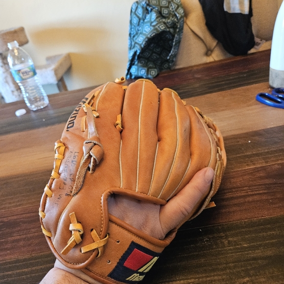 Mizuno 13in glove for right hand thrower - Picture 4 of 5